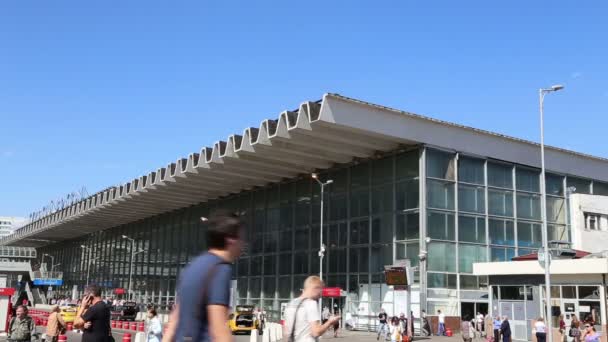 Le terminal ferroviaire Kursky et ses passagers (également connu sous le nom de chemin de fer Kurskaïa de Moscou) est l'un des neuf terminaux ferroviaires de Moscou, en Russie. — Video